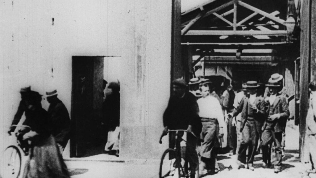 La salida de los obreros de la fábrica de los hermanos Lumière (1895)