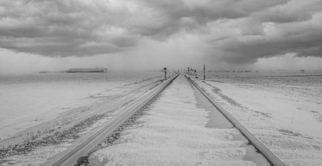 Raíles del tren completamente nevados durante Filomena.